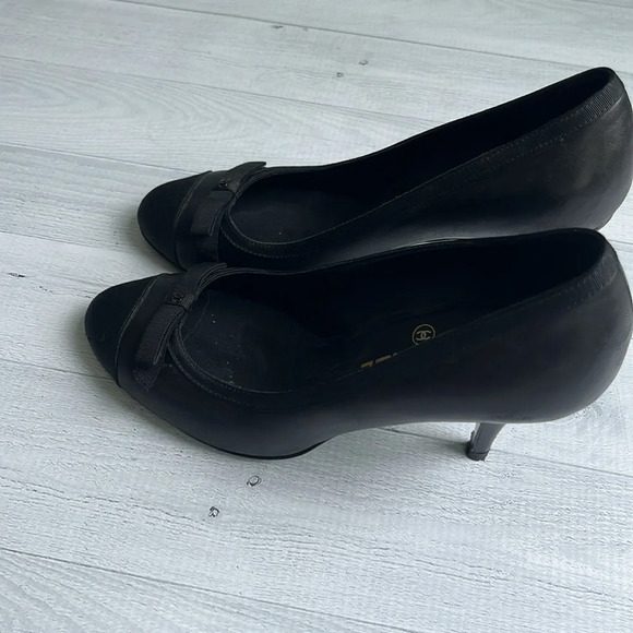 CHANEL Vintage Black Interlocking CC Logo Bow Cap Toe Pumps Size 7 - Picture 7 of 9